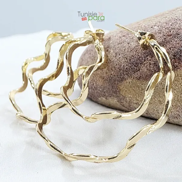 Boucles d’Oreilles Créoles Ondulées en Acier Inoxydable Doré – Design Organique Chic
